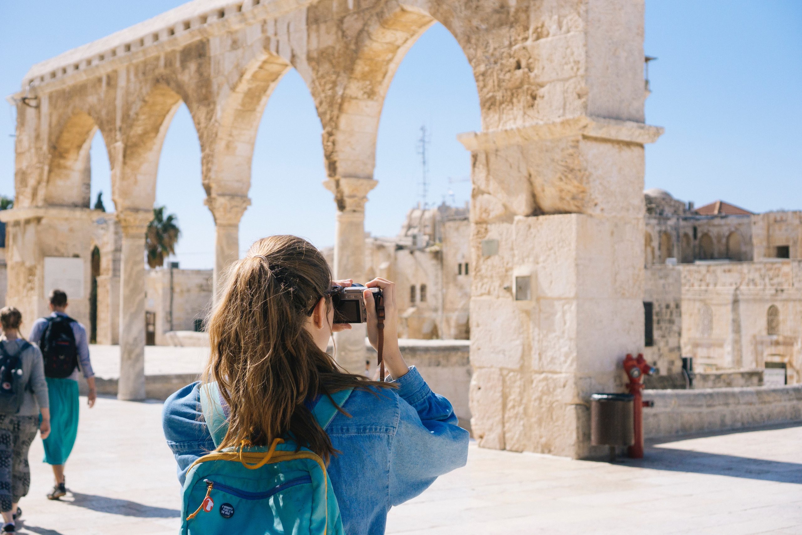 How to Save Money While Traveling